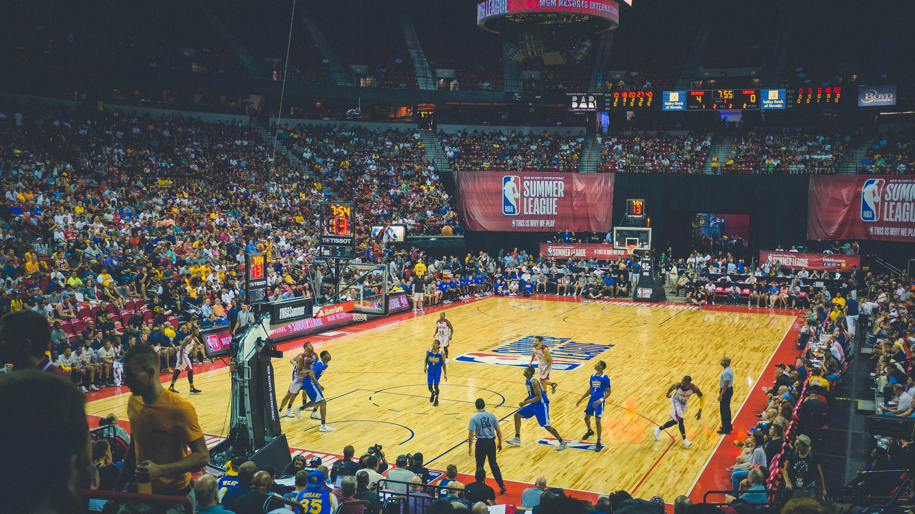 _观众热情高涨，现场气氛火爆！_，观众们热情高涨